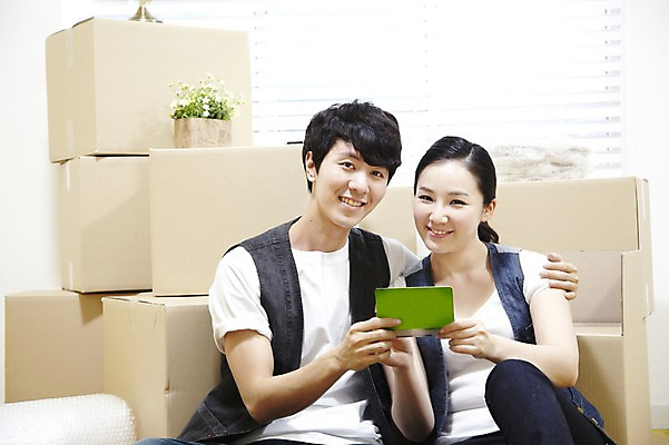 포토 JPG 스튜디오촬영 라이프스타일 부부 커플 여자 남자 화분 한쌍 커플라이프 이동 창문 신혼부부 주택 실내 미소 웃음 들기 사람 앉기 동양인 상반신 20대 성인 두명 앞모습 상자 한국인 짐 블라인드 이사 포장지 통장 내집마련 신혼 이삿짐 비닐 짐싸기 청년만 성인만 국내포토 뷰포인트 컨셉 포장 관계 모션 재질 부동산 표정 인종 청년 내부 건물 생활 금융 커튼 파일형식