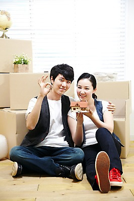 포토 JPG 스튜디오촬영 전신 라이프스타일 부부 커플 여자 남자 화분 한쌍 커플라이프 이동 창문 신혼부부 열쇠 주택 실내 미소 웃음 들기 사람 앉기 동양인 20대 성인 두명 앞모습 상자 지구본 모형 미니어처 한국인 짐 블라인드 마루 이사 포장지 내집마련 신혼 이삿짐 비닐 짐싸기 청년만 성인만 국내포토 뷰포인트 컨셉 포장 관계 모션 재질 부동산 바닥 표정 인종 청년 내부 건물 생활 커튼 파일형식