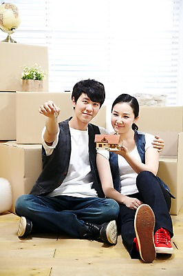포토 JPG 스튜디오촬영 전신 라이프스타일 부부 커플 여자 남자 화분 한쌍 커플라이프 이동 창문 신혼부부 열쇠 주택 실내 미소 웃음 들기 사람 앉기 동양인 20대 성인 두명 앞모습 상자 지구본 모형 미니어처 한국인 짐 블라인드 마루 이사 포장지 내집마련 신혼 이삿짐 비닐 짐싸기 청년만 성인만 국내포토 뷰포인트 컨셉 포장 관계 모션 재질 부동산 바닥 표정 인종 청년 내부 건물 생활 커튼 파일형식