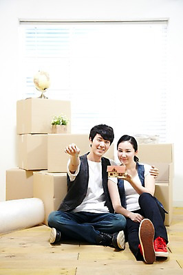 포토 JPG 스튜디오촬영 전신 라이프스타일 부부 커플 여자 남자 화분 한쌍 커플라이프 이동 창문 신혼부부 열쇠 주택 실내 미소 웃음 들기 사람 앉기 동양인 20대 성인 두명 앞모습 상자 지구본 모형 미니어처 한국인 짐 블라인드 마루 이사 포장지 내집마련 신혼 이삿짐 비닐 짐싸기 청년만 성인만 국내포토 뷰포인트 컨셉 포장 관계 모션 재질 부동산 바닥 표정 인종 청년 내부 건물 생활 커튼 파일형식