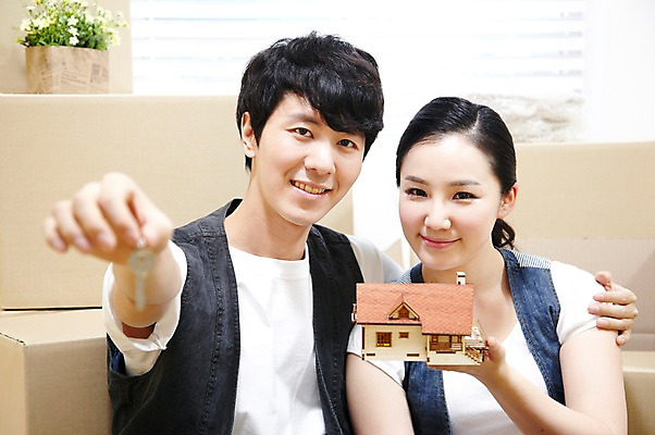 포토 JPG 스튜디오촬영 라이프스타일 부부 커플 여자 남자 화분 한쌍 커플라이프 이동 창문 신혼부부 열쇠 주택 실내 미소 웃음 들기 사람 동양인 상반신 20대 성인 두명 앞모습 상자 모형 미니어처 한국인 짐 블라인드 이사 내집마련 신혼 이삿짐 짐싸기 청년만 성인만 국내포토 뷰포인트 컨셉 관계 모션 부동산 표정 인종 청년 내부 건물 생활 커튼 파일형식