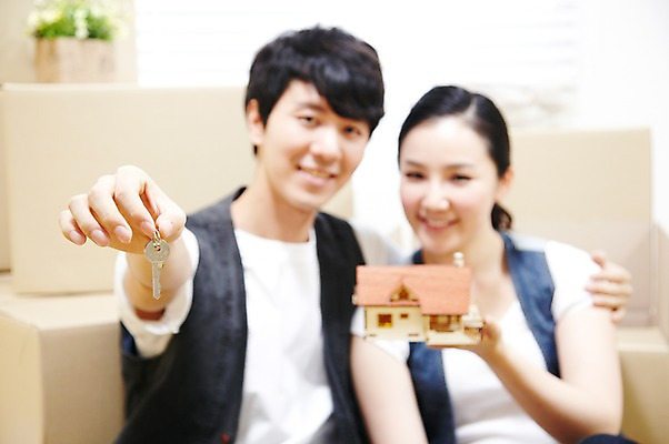 포토 JPG 스튜디오촬영 라이프스타일 부부 커플 여자 남자 화분 한쌍 커플라이프 이동 창문 신혼부부 열쇠 주택 실내 미소 웃음 들기 사람 동양인 상반신 20대 성인 두명 앞모습 아웃포커스 상자 모형 미니어처 한국인 짐 블라인드 이사 내집마련 신혼 이삿짐 짐싸기 청년만 성인만 국내포토 뷰포인트 컨셉 관계 모션 부동산 촬영기법 표정 인종 청년 내부 건물 생활 커튼 파일형식