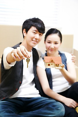 포토 JPG 스튜디오촬영 라이프스타일 부부 커플 여자 남자 한쌍 커플라이프 이동 창문 신혼부부 열쇠 주택 실내 미소 웃음 들기 사람 앉기 동양인 20대 성인 두명 앞모습 아웃포커스 상자 모형 미니어처 한국인 짐 블라인드 이사 내집마련 신혼 이삿짐 짐싸기 청년만 성인만 국내포토 뷰포인트 컨셉 관계 모션 부동산 촬영기법 표정 인종 청년 내부 건물 생활 커튼 파일형식