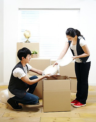 포토 JPG 스튜디오촬영 전신 라이프스타일 그릇 접시 부부 커플 여자 남자 화분 한쌍 커플라이프 이동 포장 창문 신혼부부 실내 서기 들기 사람 앉기 동양인 20대 성인 두명 옆모습 상자 지구본 한국인 짐 블라인드 마루 이사 포장지 신혼 이삿짐 비닐 짐싸기 박스포장 청년만 성인만 국내포토 식기 뷰포인트 컨셉 관계 모션 재질 바닥 인종 청년 내부 생활 커튼 파일형식