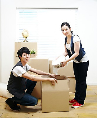 포토 JPG 스튜디오촬영 전신 라이프스타일 그릇 접시 부부 커플 여자 남자 화분 한쌍 커플라이프 이동 포장 창문 신혼부부 실내 서기 미소 웃음 들기 사람 앉기 동양인 20대 성인 두명 옆모습 상자 지구본 한국인 짐 블라인드 마루 이사 포장지 신혼 이삿짐 비닐 짐싸기 박스포장 청년만 성인만 국내포토 식기 뷰포인트 컨셉 관계 모션 재질 바닥 표정 인종 청년 내부 생활 커튼 파일형식