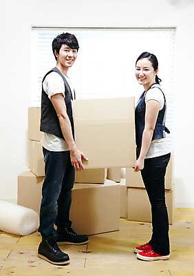 포토 JPG 스튜디오촬영 전신 라이프스타일 부부 커플 여자 남자 한쌍 커플라이프 이동 창문 신혼부부 실내 서기 미소 웃음 들기 사람 동양인 20대 성인 두명 옆모습 상자 한국인 짐 블라인드 마루 이사 포장지 신혼 이삿짐 비닐 짐싸기 청년만 성인만 국내포토 뷰포인트 컨셉 포장 관계 모션 재질 바닥 표정 인종 청년 내부 생활 커튼 파일형식