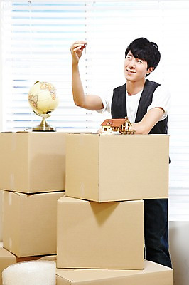 포토 JPG 스튜디오촬영 라이프스타일 응시 남자 이동 창문 열쇠 주택 실내 한명 서기 미소 웃음 들기 사람 동양인 20대 성인 앞모습 상자 지구본 모형 미니어처 한국인 짐 블라인드 이사 포장지 내집마련 신혼 이삿짐 비닐 짐싸기 남자만 남자한명만 성인남자만 청년만 청년남자만 청년남자한명만 성인한명만 성인남자한명만 성인만 국내포토 1 시선 뷰포인트 컨셉 포장 모션 재질 부동산 표정 인종 청년 내부 건물 생활 커튼 파일형식