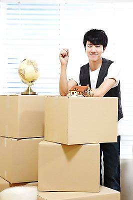 포토 JPG 스튜디오촬영 라이프스타일 남자 이동 창문 열쇠 주택 실내 한명 서기 미소 웃음 들기 사람 동양인 20대 성인 앞모습 상자 지구본 모형 미니어처 한국인 짐 블라인드 이사 포장지 내집마련 신혼 이삿짐 비닐 짐싸기 남자만 남자한명만 성인남자만 청년만 청년남자만 청년남자한명만 성인한명만 성인남자한명만 성인만 국내포토 1 뷰포인트 컨셉 포장 모션 재질 부동산 표정 인종 청년 내부 건물 생활 커튼 파일형식