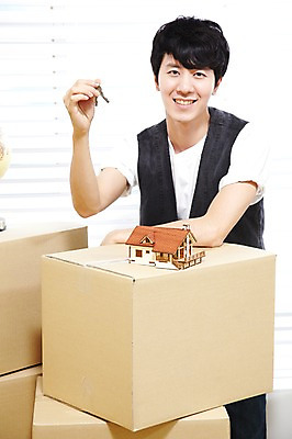 포토 JPG 스튜디오촬영 라이프스타일 남자 이동 창문 열쇠 주택 실내 한명 미소 웃음 들기 사람 동양인 20대 성인 앞모습 상자 모형 미니어처 한국인 짐 블라인드 이사 내집마련 신혼 이삿짐 짐싸기 남자만 남자한명만 성인남자만 청년만 청년남자만 청년남자한명만 성인한명만 성인남자한명만 성인만 국내포토 1 뷰포인트 컨셉 모션 부동산 표정 인종 청년 내부 건물 생활 커튼 파일형식