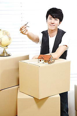포토 JPG 스튜디오촬영 라이프스타일 남자 이동 창문 열쇠 주택 실내 한명 서기 들기 사람 동양인 20대 성인 앞모습 상자 지구본 모형 미니어처 한국인 짐 블라인드 이사 내집마련 신혼 이삿짐 짐싸기 남자만 남자한명만 성인남자만 청년만 청년남자만 청년남자한명만 성인한명만 성인남자한명만 성인만 국내포토 1 뷰포인트 컨셉 모션 부동산 인종 청년 내부 건물 생활 커튼 파일형식