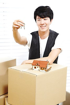 포토 JPG 스튜디오촬영 라이프스타일 남자 이동 창문 열쇠 주택 실내 한명 미소 웃음 들기 사람 동양인 상반신 20대 성인 앞모습 상자 모형 미니어처 한국인 짐 블라인드 이사 내집마련 신혼 이삿짐 짐싸기 남자만 남자한명만 성인남자만 청년만 청년남자만 청년남자한명만 성인한명만 성인남자한명만 성인만 국내포토 1 뷰포인트 컨셉 모션 부동산 표정 인종 청년 내부 건물 생활 커튼 파일형식