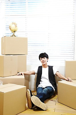 포토 JPG 스튜디오촬영 전신 라이프스타일 남자 이동 창문 휴식 실내 한명 사람 앉기 동양인 20대 성인 앞모습 상자 지구본 한국인 짐 블라인드 마루 이사 포장지 신혼 이삿짐 비닐 짐싸기 남자만 남자한명만 성인남자만 청년만 청년남자만 청년남자한명만 성인한명만 성인남자한명만 성인만 국내포토 1 뷰포인트 컨셉 포장 모션 재질 바닥 인종 청년 내부 생활 커튼 파일형식