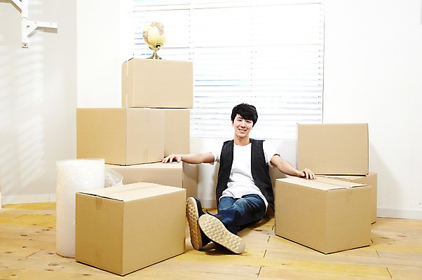 포토 JPG 스튜디오촬영 전신 라이프스타일 남자 이동 창문 휴식 실내 한명 미소 웃음 사람 앉기 동양인 20대 성인 앞모습 상자 지구본 한국인 짐 블라인드 마루 이사 포장지 신혼 이삿짐 비닐 짐싸기 남자만 남자한명만 성인남자만 청년만 청년남자만 청년남자한명만 성인한명만 성인남자한명만 성인만 국내포토 1 뷰포인트 컨셉 포장 모션 재질 바닥 표정 인종 청년 내부 생활 커튼 파일형식