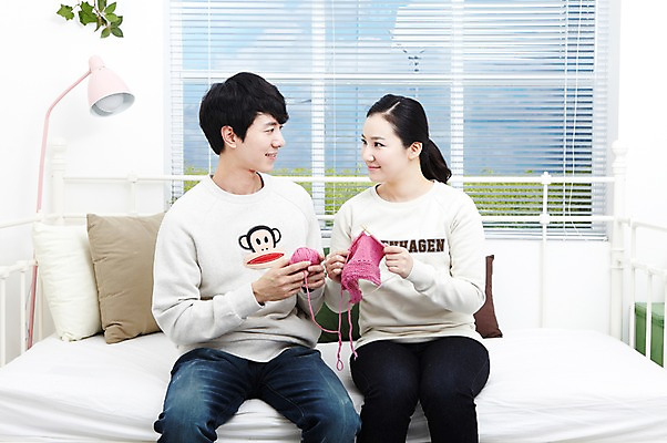 포토 JPG 스튜디오촬영 라이프스타일 부부 커플 여자 남자 여유 한쌍 커플라이프 쿠션 창문 신혼부부 휴식 조명 함께함 실내 미소 웃음 들기 사람 앉기 동양인 20대 성인 취미 두명 앞모습 마주보기 다정 침실 한국인 침대 스탠드 블라인드 바늘 뜨개질 실 즐거움 신혼 청년만 성인만 국내포토 감정 뷰포인트 가구 컨셉 관계 모션 표정 인종 청년 내부 생활 도구 커튼 파일형식