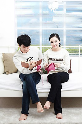 포토 JPG 스튜디오촬영 전신 라이프스타일 부부 커플 응시 여자 남자 여유 한쌍 커플라이프 쿠션 창문 신혼부부 휴식 조명 함께함 실내 미소 웃음 들기 사람 앉기 동양인 20대 성인 취미 두명 앞모습 책 독서 다정 카펫 침실 한국인 다리꼬기 침대 블라인드 바늘 뜨개질 실 읽기 즐거움 신혼 청년만 성인만 국내포토 시선 감정 뷰포인트 가구 컨셉 관계 모션 표정 인종 청년 내부 생활 도구 커튼 파일형식