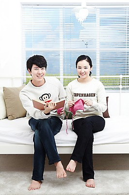 포토 JPG 스튜디오촬영 전신 라이프스타일 부부 커플 여자 남자 여유 한쌍 커플라이프 쿠션 창문 신혼부부 휴식 조명 함께함 실내 미소 웃음 들기 사람 앉기 동양인 20대 성인 취미 두명 앞모습 책 독서 다정 카펫 침실 한국인 다리꼬기 침대 블라인드 바늘 뜨개질 실 즐거움 신혼 청년만 성인만 국내포토 감정 뷰포인트 가구 컨셉 관계 모션 표정 인종 청년 내부 생활 도구 커튼 파일형식