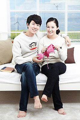 포토 JPG 스튜디오촬영 전신 라이프스타일 부부 커플 여자 남자 여유 한쌍 커플라이프 쿠션 창문 신혼부부 휴식 함께함 실내 미소 웃음 들기 사람 앉기 동양인 20대 성인 취미 두명 앞모습 책 다정 카펫 침실 한국인 다리꼬기 침대 블라인드 바늘 뜨개질 실 즐거움 신혼 청년만 성인만 국내포토 감정 뷰포인트 가구 컨셉 관계 모션 표정 인종 청년 내부 생활 도구 커튼 파일형식