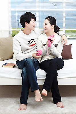 포토 JPG 스튜디오촬영 전신 라이프스타일 부부 커플 여자 남자 여유 한쌍 커플라이프 쿠션 창문 신혼부부 휴식 함께함 실내 미소 웃음 들기 사람 앉기 동양인 20대 성인 취미 두명 앞모습 책 마주보기 다정 카펫 침실 한국인 다리꼬기 침대 블라인드 바늘 뜨개질 실 즐거움 신혼 청년만 성인만 국내포토 감정 뷰포인트 가구 컨셉 관계 모션 표정 인종 청년 내부 생활 도구 커튼 파일형식