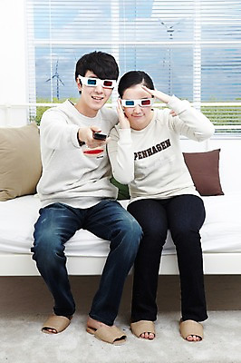 포토 JPG 스튜디오촬영 전신 라이프스타일 부부 커플 여자 남자 여유 한쌍 커플라이프 쿠션 창문 신혼부부 휴식 함께함 실내 실내화 들기 사람 앉기 동양인 20대 성인 취미 두명 앞모습 텔레비전 다정 카펫 침실 한국인 침대 블라인드 리모컨 영화 즐거움 신혼 티비시청 3D안경 청년만 성인만 국내포토 감정 안경 뷰포인트 가구 신발 컨셉 관계 모션 문화예술 인종 청년 내부 생활 전자제품 커튼 시청_보고들음 파일형식