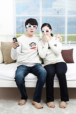 포토 JPG 스튜디오촬영 전신 라이프스타일 부부 커플 여자 남자 여유 한쌍 커플라이프 쿠션 창문 신혼부부 휴식 함께함 실내 실내화 들기 사람 앉기 동양인 20대 성인 취미 두명 앞모습 텔레비전 다정 놀람 카펫 침실 한국인 침대 블라인드 리모컨 영화 즐거움 신혼 티비시청 3D안경 청년만 성인만 국내포토 감정 안경 뷰포인트 가구 신발 컨셉 관계 모션 문화예술 표정 인종 청년 내부 생활 전자제품 커튼 시청_보고들음 파일형식