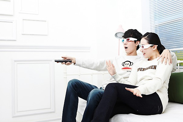 포토 JPG 스튜디오촬영 라이프스타일 부부 커플 여자 남자 여유 한쌍 커플라이프 쿠션 창문 신혼부부 휴식 조명 함께함 실내 미소 웃음 들기 사람 앉기 동양인 20대 성인 취미 두명 옆모습 텔레비전 다정 침실 한국인 침대 스탠드 블라인드 리모컨 영화 즐거움 신혼 티비시청 3D안경 청년만 성인만 국내포토 감정 안경 뷰포인트 가구 컨셉 관계 모션 문화예술 표정 인종 청년 내부 생활 전자제품 커튼 시청_보고들음 파일형식