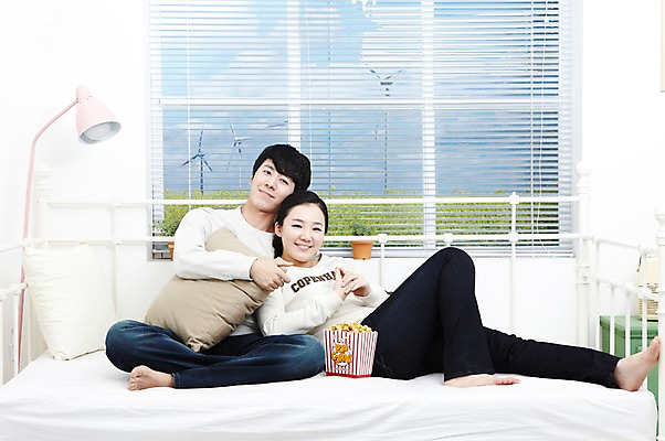포토 JPG 스튜디오촬영 전신 라이프스타일 부부 커플 여자 남자 화분 여유 한쌍 커플라이프 쿠션 창문 신혼부부 휴식 디저트 조명 함께함 실내 미소 웃음 사람 앉기 동양인 20대 성인 취미 두명 다정 침실 한국인 침대 스탠드 블라인드 즐거움 신혼 팝콘 청년만 성인만 국내포토 감정 음식 가구 컨셉 관계 모션 표정 인종 청년 내부 생활 커튼 파일형식