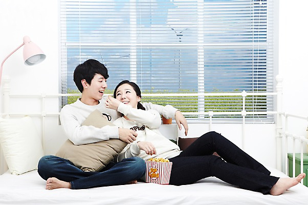 포토 JPG 스튜디오촬영 전신 라이프스타일 부부 커플 여자 남자 여유 한쌍 커플라이프 쿠션 창문 신혼부부 휴식 디저트 조명 함께함 실내 미소 웃음 사람 앉기 동양인 20대 성인 취미 두명 다정 침실 한국인 침대 스탠드 블라인드 먹기 즐거움 신혼 팝콘 청년만 성인만 국내포토 감정 음식 가구 컨셉 관계 모션 표정 인종 청년 내부 생활 커튼 파일형식