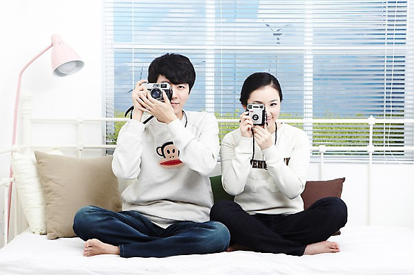 포토 JPG 스튜디오촬영 전신 라이프스타일 부부 커플 여자 남자 여유 한쌍 커플라이프 쿠션 창문 신혼부부 휴식 조명 함께함 실내 들기 사람 앉기 동양인 20대 성인 취미 두명 앞모습 카메라 사진촬영 촬영 다정 침실 한국인 침대 스탠드 블라인드 즐거움 신혼 청년만 성인만 국내포토 감정 뷰포인트 가구 컨셉 관계 모션 인종 청년 내부 생활 전자제품 커튼 파일형식