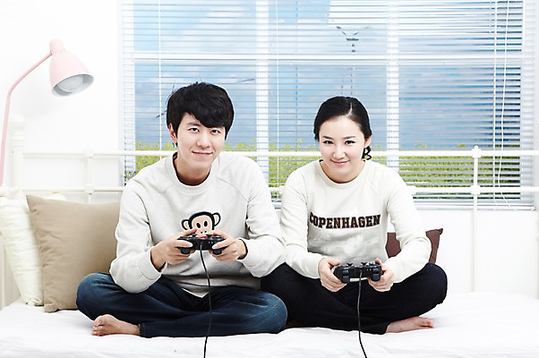 포토 JPG 스튜디오촬영 전신 라이프스타일 부부 커플 여자 남자 여유 한쌍 커플라이프 쿠션 창문 신혼부부 놀이 휴식 조명 함께함 실내 미소 웃음 들기 사람 앉기 동양인 20대 성인 취미 두명 앞모습 놀이용품 다정 경쟁 침실 한국인 게임 침대 스탠드 블라인드 게임기 즐거움 신혼 조이스틱 청년만 성인만 국내포토 감정 뷰포인트 가구 컨셉 관계 모션 표정 인종 청년 내부 생활 커튼 오브젝트 파일형식