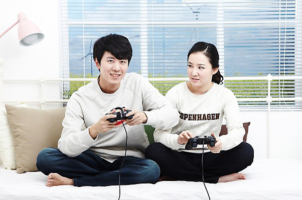 포토 JPG 스튜디오촬영 전신 라이프스타일 부부 커플 여자 남자 여유 한쌍 커플라이프 쿠션 창문 신혼부부 놀이 휴식 조명 함께함 실내 미소 웃음 들기 사람 앉기 동양인 20대 성인 취미 두명 앞모습 놀이용품 다정 경쟁 침실 한국인 게임 침대 스탠드 블라인드 게임기 즐거움 신혼 조이스틱 청년만 성인만 국내포토 감정 뷰포인트 가구 컨셉 관계 모션 표정 인종 청년 내부 생활 커튼 오브젝트 파일형식