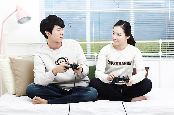 포토 JPG 스튜디오촬영 전신 라이프스타일 부부 커플 여자 남자 여유 한쌍 커플라이프 쿠션 창문 신혼부부 놀이 휴식 조명 함께함 실내 들기 사람 앉기 동양인 20대 성인 취미 두명 앞모습 놀이용품 마주보기 다정 경쟁 침실 한국인 게임 침대 스탠드 블라인드 게임기 즐거움 신혼 조이스틱 청년만 성인만 국내포토 감정 뷰포인트 가구 컨셉 관계 모션 인종 청년 내부 생활 커튼 오브젝트 파일형식