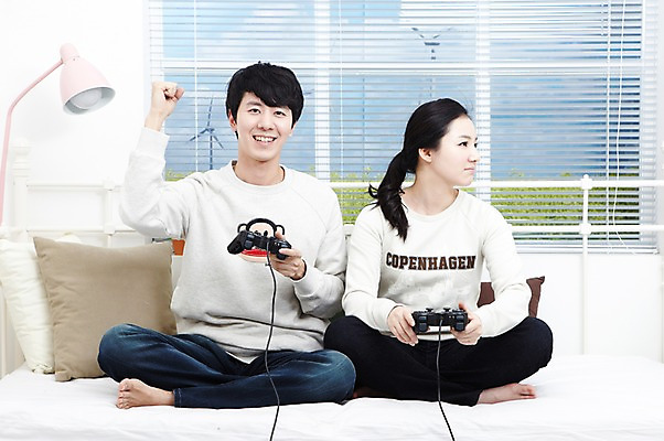 포토 JPG 스튜디오촬영 전신 라이프스타일 부부 커플 여자 남자 여유 한쌍 커플라이프 쿠션 창문 신혼부부 놀이 휴식 조명 함께함 실내 미소 웃음 들기 사람 앉기 동양인 손짓 20대 성인 취미 두명 앞모습 놀이용품 다정 경쟁 주먹 침실 한국인 게임 침대 스탠드 우승 블라인드 게임기 즐거움 신혼 패배 조이스틱 청년만 성인만 국내포토 감정 뷰포인트 가구 컨셉 관계 모션 표정 인종 청년 내부 생활 최고 커튼 오브젝트 파일형식