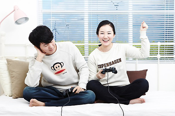 포토 JPG 스튜디오촬영 전신 라이프스타일 부부 커플 여자 남자 여유 한쌍 커플라이프 쿠션 창문 신혼부부 놀이 휴식 조명 함께함 실내 미소 웃음 들기 사람 앉기 동양인 손짓 20대 성인 취미 두명 앞모습 놀이용품 다정 경쟁 주먹 침실 한국인 게임 침대 스탠드 우승 블라인드 게임기 즐거움 신혼 패배 조이스틱 청년만 성인만 국내포토 감정 뷰포인트 가구 컨셉 관계 모션 표정 인종 청년 내부 생활 최고 커튼 오브젝트 파일형식