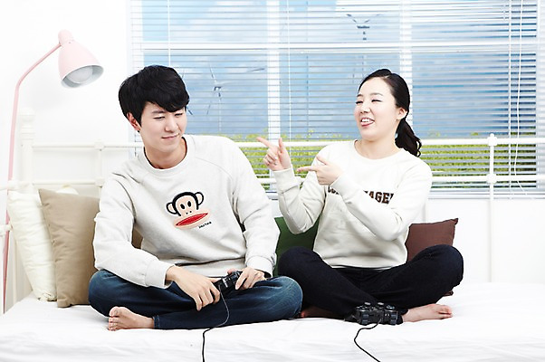 포토 JPG 스튜디오촬영 전신 라이프스타일 부부 커플 여자 남자 여유 한쌍 커플라이프 쿠션 창문 신혼부부 놀이 휴식 조명 함께함 실내 미소 웃음 사람 앉기 동양인 손짓 20대 성인 취미 두명 앞모습 놀이용품 다정 경쟁 침실 한국인 게임 침대 스탠드 가리킴 우승 블라인드 게임기 즐거움 신혼 패배 메롱 조이스틱 청년만 성인만 국내포토 감정 뷰포인트 가구 컨셉 관계 모션 표정 인종 청년 내부 생활 최고 커튼 오브젝트 파일형식