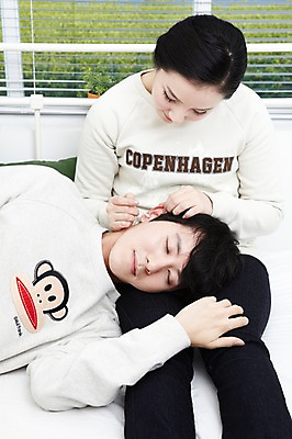 포토 JPG 스튜디오촬영 라이프스타일 부부 커플 여자 남자 화분 여유 한쌍 커플라이프 쿠션 창문 신혼부부 휴식 함께함 실내 사람 앉기 동양인 20대 성인 취미 두명 눕기 눈감음 다정 침실 한국인 침대 블라인드 즐거움 신혼 귀이개 면봉 청년만 성인만 국내포토 감정 가구 컨셉 관계 모션 인종 청년 내부 생활 위생용품 커튼 파일형식