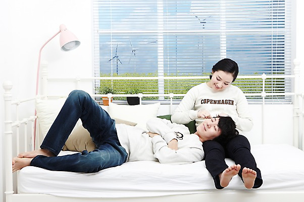 포토 JPG 스튜디오촬영 전신 라이프스타일 부부 커플 여자 남자 화분 여유 한쌍 커플라이프 쿠션 창문 신혼부부 휴식 조명 함께함 실내 미소 웃음 사람 앉기 동양인 20대 성인 취미 두명 눕기 눈감음 다정 침실 한국인 침대 스탠드 블라인드 즐거움 신혼 귀이개 청년만 성인만 국내포토 감정 가구 컨셉 관계 모션 표정 인종 청년 내부 생활 위생용품 커튼 파일형식