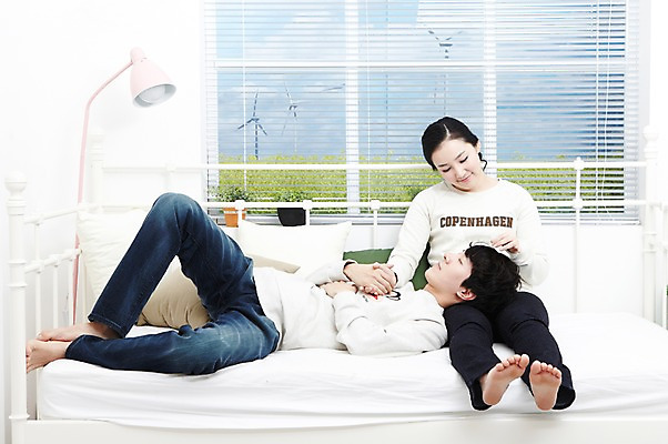포토 JPG 스튜디오촬영 전신 라이프스타일 부부 커플 여자 남자 여유 한쌍 커플라이프 쿠션 신혼부부 휴식 조명 함께함 실내 사람 동양인 20대 성인 취미 두명 눕기 눈감음 손잡기 다정 침실 한국인 침대 스탠드 잠 즐거움 낮잠 신혼 청년만 성인만 국내포토 감정 가구 컨셉 관계 모션 인종 청년 내부 생활 파일형식