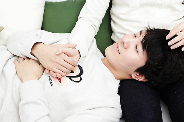 포토 JPG 스튜디오촬영 라이프스타일 부부 커플 여자 남자 여유 한쌍 커플라이프 쿠션 신혼부부 휴식 함께함 실내 사람 동양인 20대 성인 취미 두명 눕기 눈감음 손잡기 다정 침실 한국인 침대 잠 즐거움 낮잠 신혼 청년만 성인만 국내포토 감정 가구 컨셉 관계 모션 인종 청년 내부 생활 파일형식