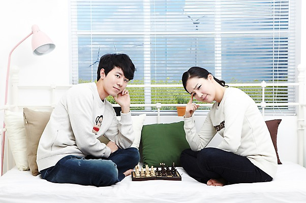 포토 JPG 스튜디오촬영 전신 라이프스타일 부부 커플 여자 남자 화분 여유 한쌍 커플라이프 쿠션 생각 창문 신혼부부 놀이 휴식 조명 함께함 실내 사람 앉기 동양인 20대 성인 취미 두명 옆모습 놀이용품 다정 경쟁 침실 한국인 게임 침대 스탠드 블라인드 체스말 체스 즐거움 고민 신혼 체스판 체스게임 청년만 성인만 국내포토 감정 뷰포인트 가구 컨셉 관계 모션 인종 청년 내부 생활 말_게임 커튼 오브젝트 파일형식
