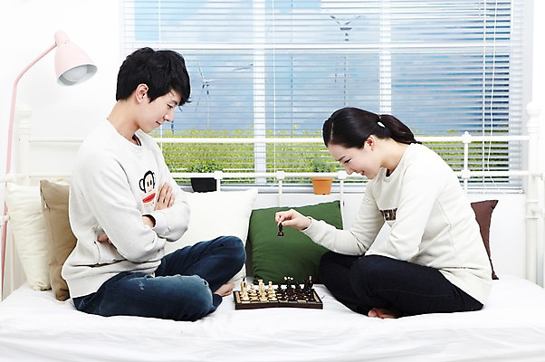 포토 JPG 스튜디오촬영 전신 라이프스타일 부부 커플 응시 여자 남자 화분 여유 한쌍 커플라이프 쿠션 창문 신혼부부 놀이 휴식 조명 함께함 실내 미소 웃음 들기 사람 앉기 동양인 20대 성인 취미 두명 옆모습 놀이용품 팔짱 다정 경쟁 침실 한국인 게임 침대 스탠드 블라인드 체스말 체스 즐거움 신혼 체스판 체스게임 청년만 성인만 국내포토 시선 감정 뷰포인트 가구 컨셉 관계 모션 표정 인종 청년 내부 생활 말_게임 커튼 오브젝트 파일형식