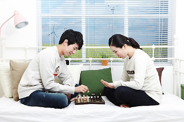 포토 JPG 스튜디오촬영 전신 라이프스타일 부부 커플 응시 여자 남자 화분 여유 한쌍 커플라이프 쿠션 창문 신혼부부 놀이 휴식 조명 함께함 실내 들기 사람 앉기 동양인 20대 성인 취미 두명 옆모습 놀이용품 다정 경쟁 침실 한국인 게임 침대 스탠드 블라인드 체스말 체스 즐거움 신혼 체스판 체스게임 청년만 성인만 국내포토 시선 감정 뷰포인트 가구 컨셉 관계 모션 인종 청년 내부 생활 말_게임 커튼 오브젝트 파일형식