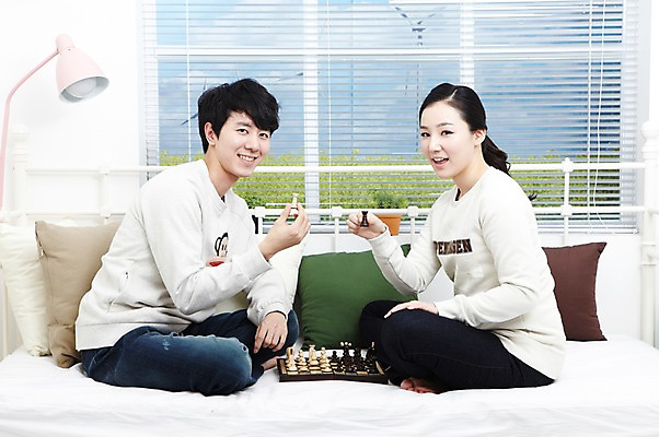 포토 JPG 스튜디오촬영 전신 라이프스타일 부부 커플 여자 남자 화분 여유 한쌍 커플라이프 쿠션 창문 신혼부부 놀이 휴식 조명 함께함 실내 미소 웃음 들기 사람 앉기 동양인 20대 성인 취미 두명 옆모습 놀이용품 다정 경쟁 침실 한국인 게임 침대 스탠드 블라인드 체스말 체스 즐거움 신혼 체스판 체스게임 청년만 성인만 국내포토 감정 뷰포인트 가구 컨셉 관계 모션 표정 인종 청년 내부 생활 말_게임 커튼 오브젝트 파일형식