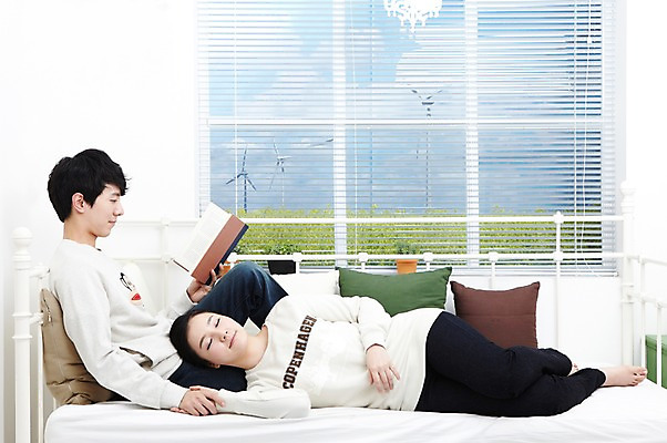 포토 JPG 스튜디오촬영 전신 라이프스타일 부부 커플 응시 여자 남자 화분 여유 한쌍 커플라이프 쿠션 창문 신혼부부 휴식 함께함 실내 들기 사람 앉기 동양인 20대 성인 취미 두명 옆모습 책 눕기 독서 손잡기 다정 침실 한국인 침대 잠 블라인드 읽기 즐거움 신혼 청년만 성인만 국내포토 시선 감정 뷰포인트 가구 컨셉 관계 모션 인종 청년 내부 생활 커튼 파일형식