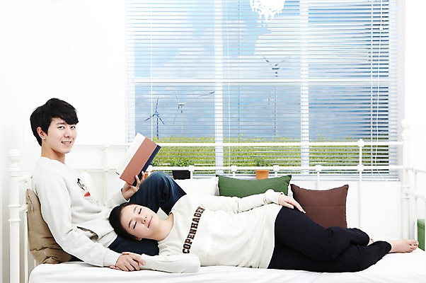 포토 JPG 스튜디오촬영 전신 라이프스타일 부부 커플 여자 남자 화분 여유 한쌍 커플라이프 쿠션 창문 신혼부부 휴식 함께함 실내 미소 웃음 들기 사람 앉기 동양인 20대 성인 취미 두명 옆모습 책 눕기 독서 손잡기 다정 침실 한국인 침대 잠 블라인드 읽기 즐거움 신혼 청년만 성인만 국내포토 감정 뷰포인트 가구 컨셉 관계 모션 표정 인종 청년 내부 생활 커튼 파일형식