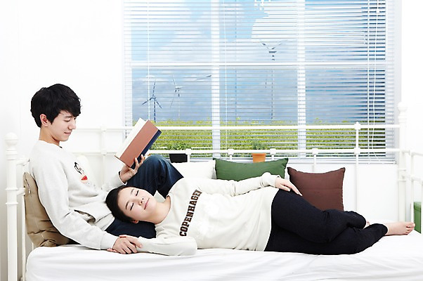 포토 JPG 스튜디오촬영 전신 라이프스타일 부부 커플 여자 남자 화분 여유 한쌍 커플라이프 쿠션 창문 신혼부부 휴식 함께함 실내 들기 사람 앉기 동양인 20대 성인 취미 두명 옆모습 책 눕기 독서 손잡기 다정 침실 한국인 침대 잠 블라인드 읽기 즐거움 신혼 청년만 성인만 국내포토 감정 뷰포인트 가구 컨셉 관계 모션 인종 청년 내부 생활 커튼 파일형식