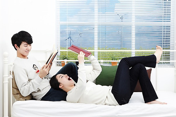 포토 JPG 스튜디오촬영 전신 라이프스타일 부부 커플 응시 여자 남자 화분 여유 한쌍 커플라이프 쿠션 창문 신혼부부 휴식 함께함 실내 들기 사람 앉기 동양인 20대 성인 취미 두명 옆모습 책 눕기 독서 다정 침실 한국인 다리꼬기 침대 블라인드 졸음 지루함 읽기 즐거움 신혼 하품 청년만 성인만 국내포토 시선 감정 뷰포인트 가구 컨셉 관계 모션 인종 청년 내부 생활 커튼 생리현상 파일형식