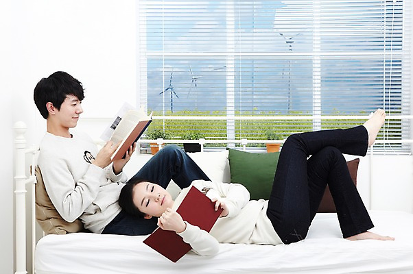 포토 JPG 스튜디오촬영 전신 라이프스타일 부부 커플 응시 여자 남자 화분 여유 한쌍 커플라이프 쿠션 창문 신혼부부 휴식 함께함 실내 들기 사람 앉기 동양인 20대 성인 취미 두명 옆모습 책 눕기 독서 다정 침실 한국인 다리꼬기 침대 블라인드 읽기 즐거움 신혼 청년만 성인만 국내포토 시선 감정 뷰포인트 가구 컨셉 관계 모션 인종 청년 내부 생활 커튼 파일형식