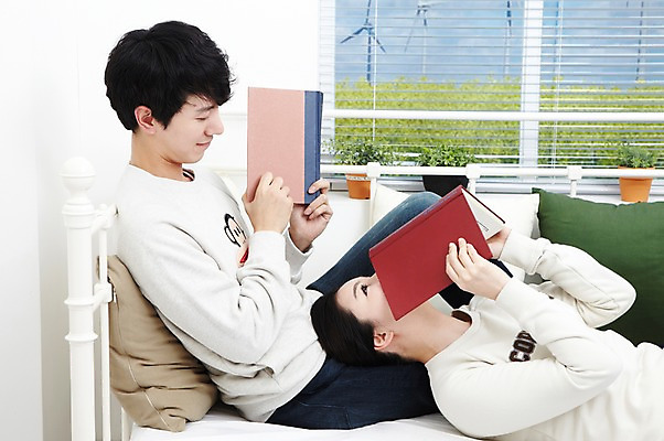 포토 JPG 스튜디오촬영 라이프스타일 부부 커플 여자 남자 화분 여유 한쌍 커플라이프 쿠션 창문 신혼부부 휴식 함께함 실내 들기 사람 앉기 동양인 20대 성인 취미 두명 옆모습 책 눕기 독서 마주보기 다정 침실 한국인 침대 블라인드 읽기 즐거움 신혼 청년만 성인만 국내포토 감정 뷰포인트 가구 컨셉 관계 모션 인종 청년 내부 생활 커튼 파일형식