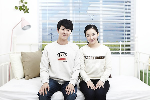 포토 JPG 스튜디오촬영 라이프스타일 부부 커플 여자 남자 여유 한쌍 커플라이프 쿠션 창문 신혼부부 휴식 조명 함께함 실내 미소 웃음 사람 앉기 동양인 20대 성인 취미 두명 앞모습 다정 침실 한국인 침대 스탠드 블라인드 즐거움 신혼 청년만 성인만 국내포토 감정 뷰포인트 가구 컨셉 관계 모션 표정 인종 청년 내부 생활 커튼 파일형식