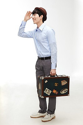포토 JPG 스튜디오촬영 전신 모자 라이프스타일 응시 잡화 남자 여행 가방 모션 실내 한명 서기 미소 웃음 들기 누끼 사람 동양인 정장 손짓 20대 성인 옆모습 여행가방 한국인 관찰 남자만 남자한명만 성인남자만 청년만 청년남자만 청년남자한명만 성인한명만 성인남자한명만 성인만 국내포토 1 시선 옷 뷰포인트 표정 인종 청년 내부 생활 파일형식